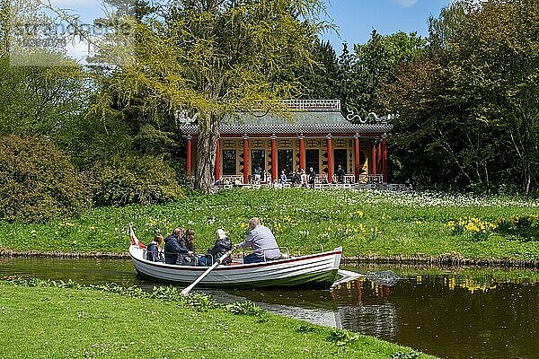 Frederiksberg  Dänemark  07. Mai 2022: Menschen in einem Ruderboot in den Frederiksberger Gärten  Europa