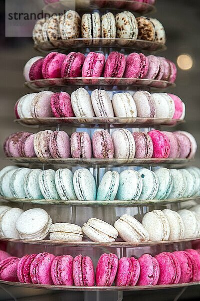 Bunte französische Macarons in Form einer Pyramide