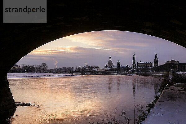 Sonnenaufgang am Elbufer in Dresden