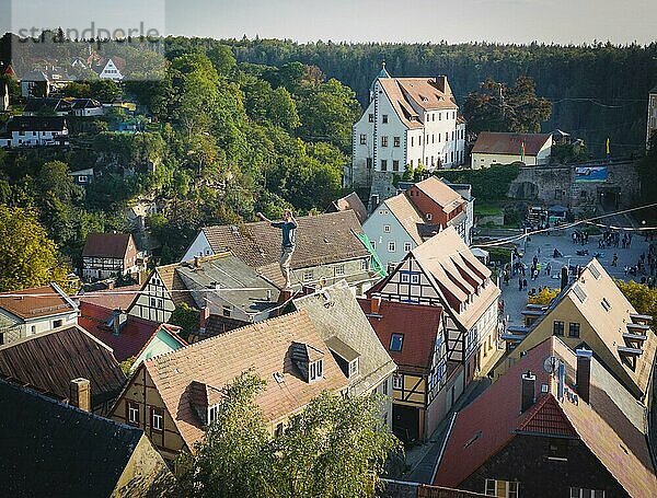 Highline- und Familienfest in Hohnstein Über den Dächern Hohnsteins und zwischen Sandsteinfelsen sind Highlines gespannt  über welche wagemutige Extremsportler balancieren