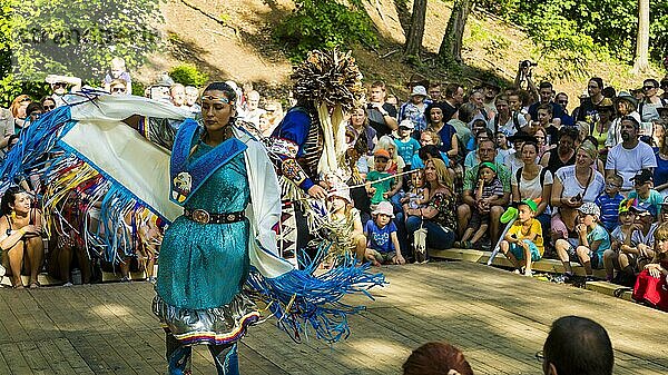 Die Karl-May-Festtage finden seit 1991 jedes Jahr an einem Maiwochenende im Lössnitzgrund Radebeul im Andenken an den Schriftsteller Karl May statt. Zu dem Fest kommen jährlich ca. 30.000 Gäste. Präsentation der Oglala Lakota Nation