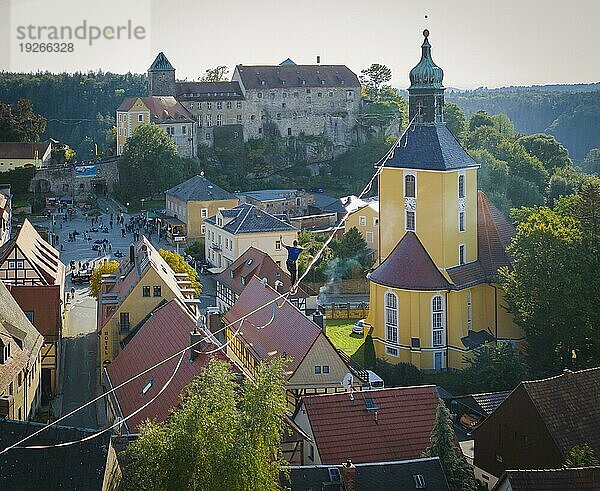 Highline- und Familienfest in Hohnstein Über den Dächern Hohnsteins und zwischen Sandsteinfelsen sind Highlines gespannt  über welche wagemutige Extremsportler balancieren