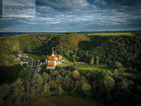 Schloss Weesenstein erhebt sich auf einem Felsvorsprung aus Knotenglimmerschiefer mit Quarziteinlagerungen über dem Tal der Müglitz etwa 3 km südlich von Dohna im Ortsteil Weesenstein der Gemeinde Müglitztal