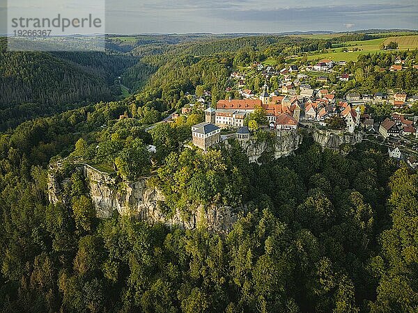 Highline- und Familienfest in Hohnstein Über den Dächern Hohnsteins und zwischen Sandsteinfelsen sind Highlines gespannt  über welche wagemutige Extremsportler balancieren