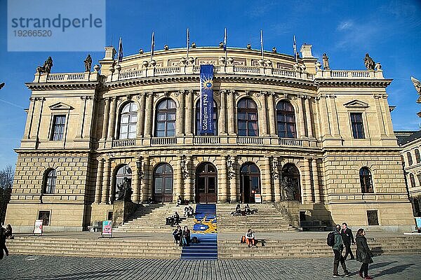 Prag  Tschechische Republik  16. März 2017: Außenansicht des Rudolfinums mit Menschen davor  Europa