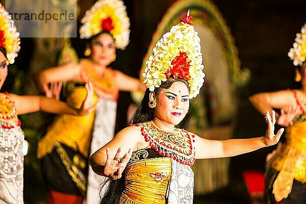 UBUD  BALI  INDONESIEN  SEP 5  2014: Eine traditionelle balinesische Show im Zentrum von Ubud  Bali  Indonesien  Asien