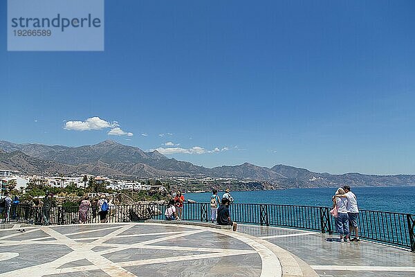 Nerja  Spanien  28. Mai 2019: Menschen genießen die Aussicht vom Aussichtspunkt Balkon von Europa  Europa