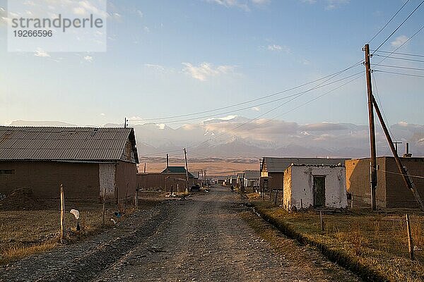 Sary Mogul  Kirgisistan  7. Oktober 2014: Schotterstraße und Häuser im Dorf Sary Mogul im Süden Kirgisistans
