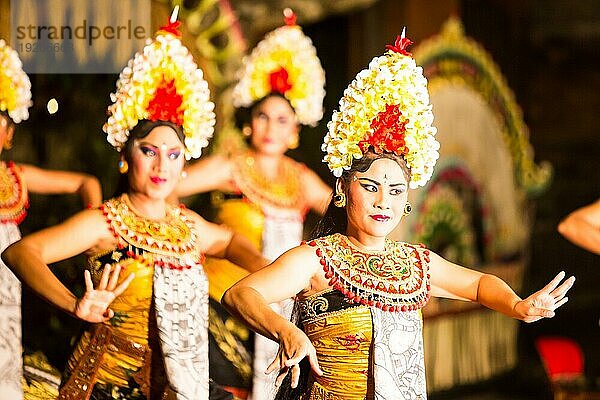 UBUD  BALI  INDONESIEN  SEP 5  2014: Eine traditionelle balinesische Show im Zentrum von Ubud  Bali  Indonesien  Asien