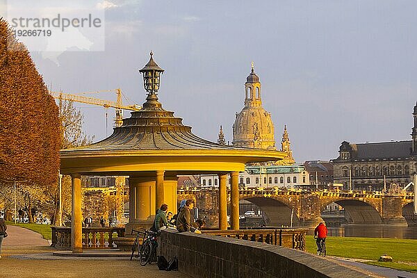 Neustädter Elbufer am Abend mit Blick auf die Altstadt über den Glockenspielpavillon und die Frauenkirche