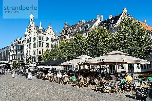 Kopenhagen  Dänemark  13. September 2021: Menschen in Straßencafés im historischen Stadtzentrum an einem sonnigen Tag  Europa