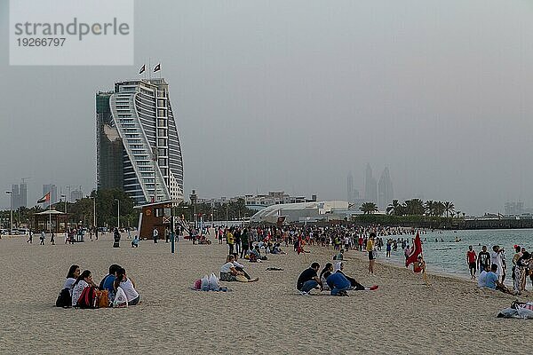 Dubai  Vereinigte Arabische Emirate  20. Juli 2018: Menschenmassen am Jumeirah Public Beach an einem Freitagabend bei Sonnenuntergang  Asien