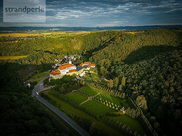 Schloss Weesenstein erhebt sich auf einem Felsvorsprung aus Knotenglimmerschiefer mit Quarziteinlagerungen über dem Tal der Müglitz etwa 3 km südlich von Dohna im Ortsteil Weesenstein der Gemeinde Müglitztal