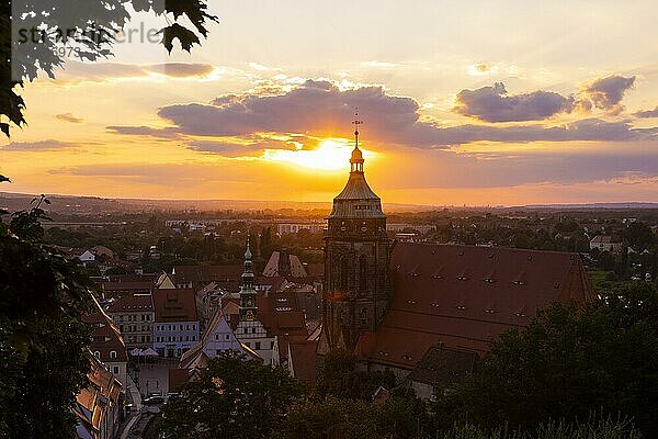 Blick von der Festung Sonnenstein mit dem Burggarten über die Stadtkirche St. Marien  über die Altstadt von Pirna an einem Sommerabend