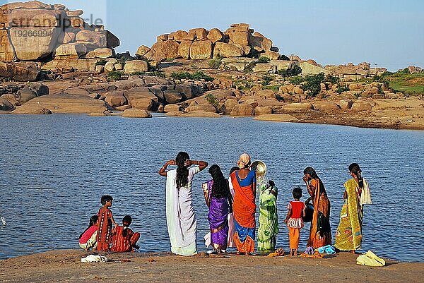 Inderinnen waschen am Tungabhadra Fluss in Hampi  Südindien