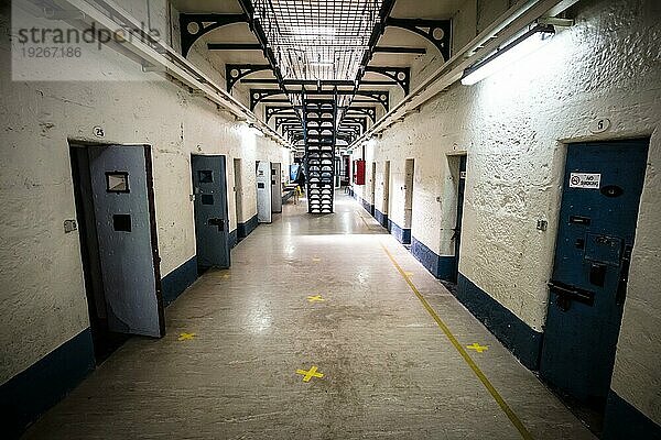 BEECHWORTH  AUSTRALIEN  30. DEZEMBER 2021: Das historische Beechworth Gaol und die Innenräume der Gefängnisflure an einem heißen Sommertag in Victoria  Australien  Ozeanien