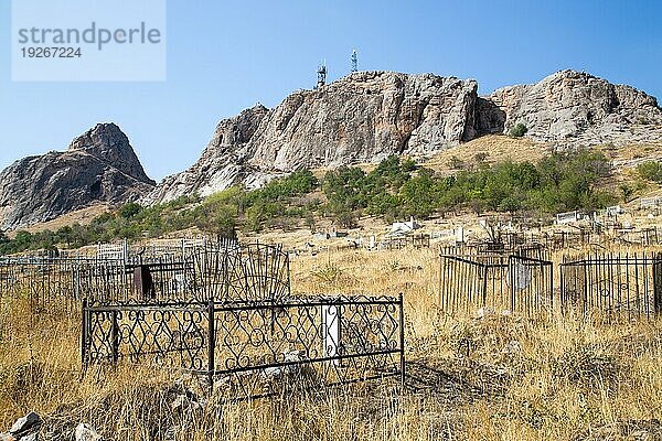 Osh  Kirgisistan  05. Oktober 2014: Ein traditioneller muslimischer Friedhof am Fuße des Berges Sulaiman Too