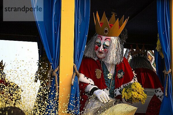 Basel  Schweiz  10. März 2014: Verkleidete Person  ein sogenannter Waggis beim traditionellen Fasnachtsumzug  Europa