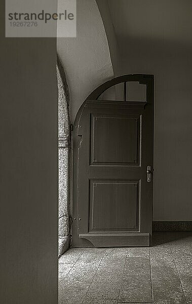 Alte Tür im Gewölbe
