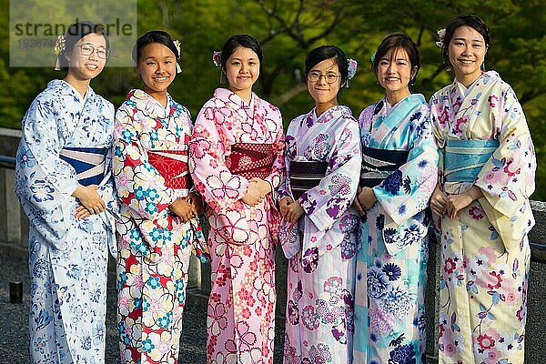 Junge Damen in einem Kimono in den Straßen von Kyoto an einem warmen Frühlingstag  Kyoto  Japan  Asien