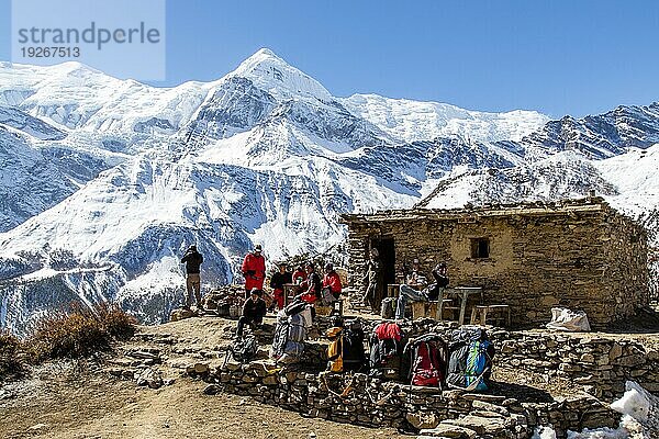 Annapurnagebiet Nepal  30. Oktober 2104: Eine Gruppe von Wanderern macht eine Pause in einer Hütte in den verschneiten Bergen des Annapurna Schutzgebiets