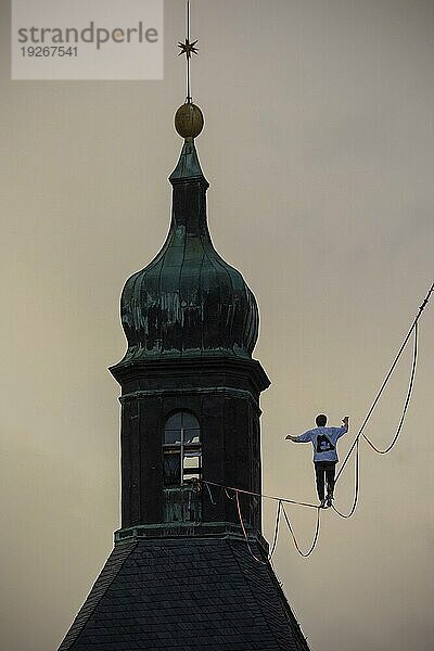 Highline- und Familienfest in Hohnstein Über den Dächern Hohnsteins und zwischen Sandsteinfelsen sind Highlines gespannt  über welche wagemutige Extremsportler balancieren. Ruben Langer beeindruckt mit Kunststücken auf einer Highline vom Kirchturm zur Burg Hohnstein