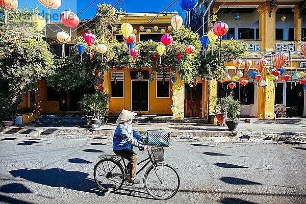 HOI AN  VIETNAM  24. SEPTEMBER 2018: Einheimische pendeln während der Hauptverkehrszeit in der UNESCO Kulturerbestadt Hoi An in der Provinz Quang Nam in Vietnam