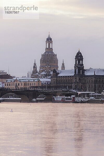 Sonnenaufgang am Elbufer in Dresden