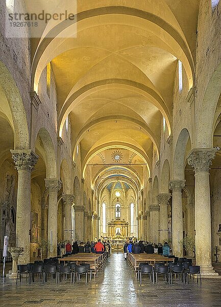 Innenansicht der Kathedrale di San Cerbone während einer Messe am Gründonnerstag  Massa Marittima  Provinz Grosseto  Italien  Europa
