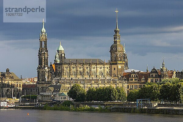 Dresdner Altstadtsilhouette im sommerlichen Abebndlicht  die Elbe führ nach starken Niederschlägen  leichtes Hochwasser