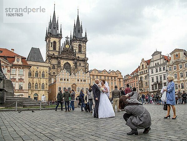 Prag  Tschechische Republik  17. März 2017: Ein Hochzeitspaar lässt sich auf dem Altstädter Suqare im historischen Stadtzentrum fotografieren  Europa