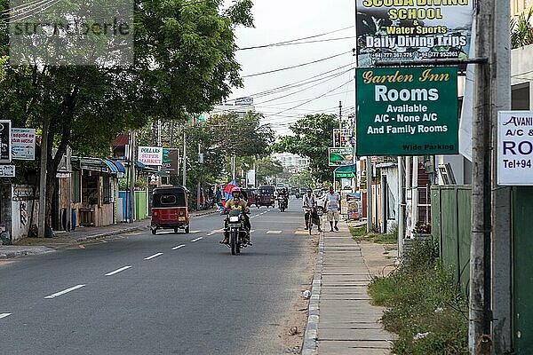 Negombo  Sri Lanka  22. Juli 2018: Menschen auf der Hauptstraße in der Touristengegend nördlich des Stadtzentrums  Asien