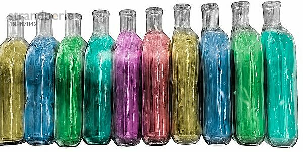 Große Gruppe von leeren farbigen recycelten Glasflaschen auf weißem isolierten Hintergrund
