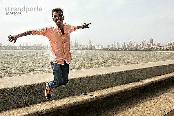 Menschen genießen das Leben sitzend und laufen entlang des Marine Drive und der Promenade in Colaba  Mumbai  Mumbai  Indien  Asien