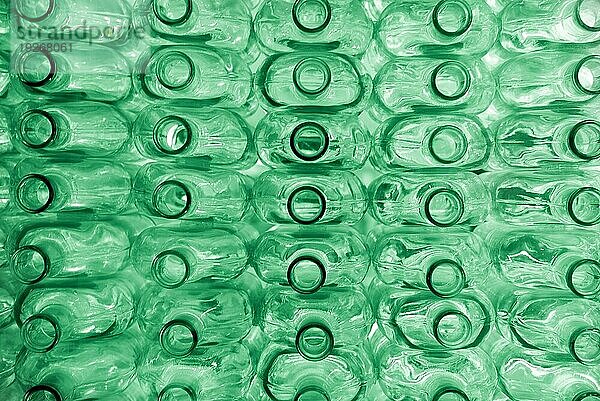 Große Gruppe leerer grüner Flaschen aus recyceltem Glas