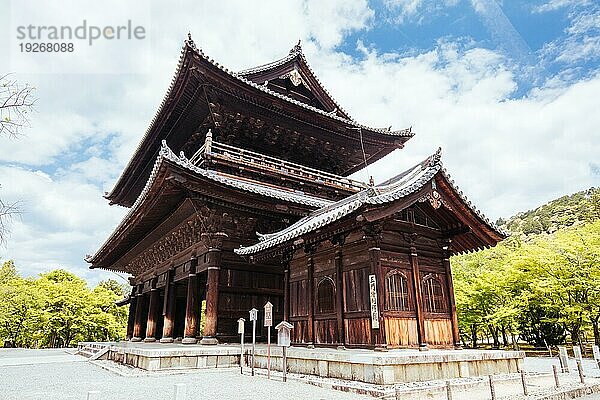 Sanmon Tor am Nanzen ji Tempel an einem warmen Frühlingstag in Kyoto  Japan  Asien