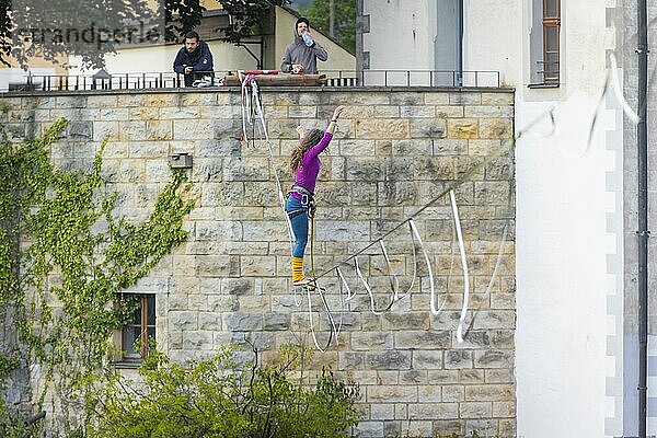 Highline- und Familienfest in Hohnstein Über den Dächern Hohnsteins und zwischen Sandsteinfelsen sind Highlines gespannt  über welche wagemutige Extremsportler balancieren