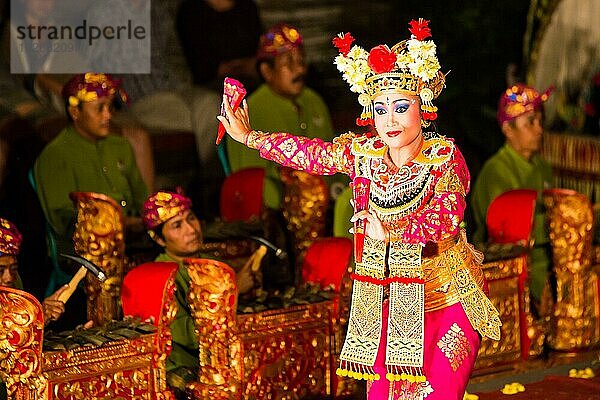 UBUD  BALI  INDONESIEN  SEP 5  2014: Eine traditionelle balinesische Show im Zentrum von Ubud  Bali  Indonesien  Asien