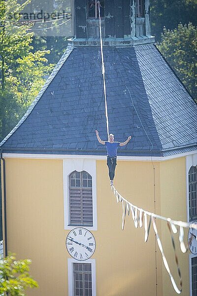 Highline- und Familienfest in Hohnstein Über den Dächern Hohnsteins und zwischen Sandsteinfelsen sind Highlines gespannt  über welche wagemutige Extremsportler balancieren