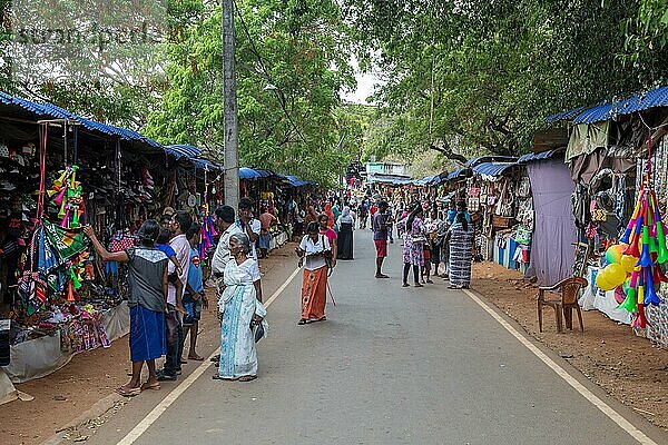 Trincomalee  Sri Lanka  23. August 2018: Geschäfte entlang der Straße und Menschen  die zum Hindutempel Koneswaram laufen  Asien