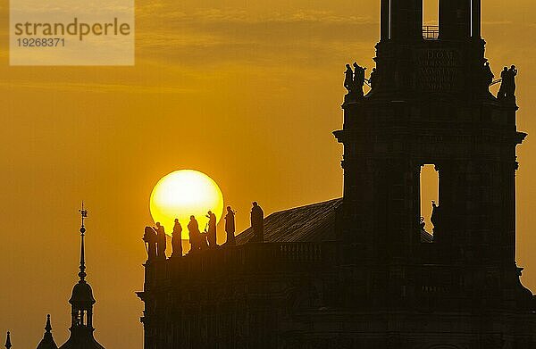 Sonnenuntergan in Dresden. Die Sonnenscheibe  durch den Saharastaub  besonders orange eingefäbt  geht hinter der Silhouette der Dresdner Altstadt unter