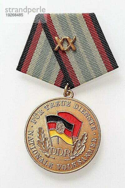 Nahaufnahme  Foto von einem Orden  Abzeichen oder einer Medailie aus der Zeit der DDR