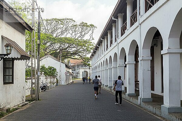 Galle Fort  Sri Lanka  28. Juli 2018: Menschen in einer kleinen gemütlichen Straße im historischen Galle Fort  Asien