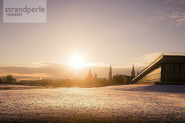 Sonnenaufgang am Elbufer in Dresden