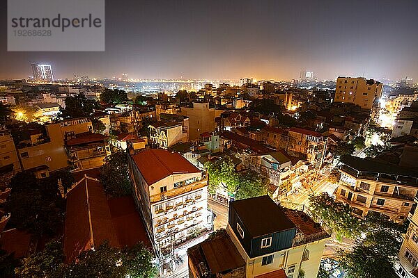Ein Blick über die Dächer bei Nacht in Richtung Norden und Roter Fluss in Hanoi  Vietnam  Asien