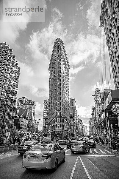 New York  Vereinigte Staaten von Amerika  19. November 2016: Außenansicht des berühmten Flatiron Gebäudes in schwarzweiß  Nordamerika