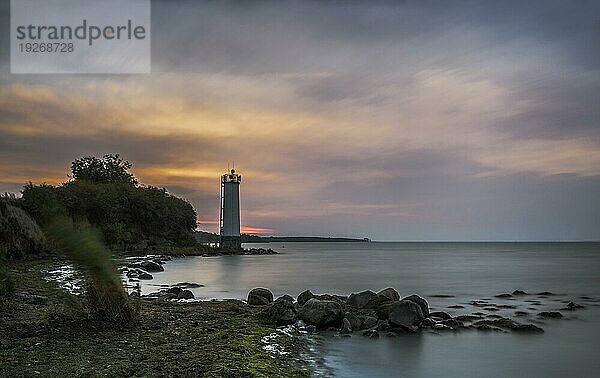 Der Leuchtturm Maltzien befindet sich am Fuß einer kleinen Steilküste an der südlichen Spitze der Halbinsel Zudar auf Rügen