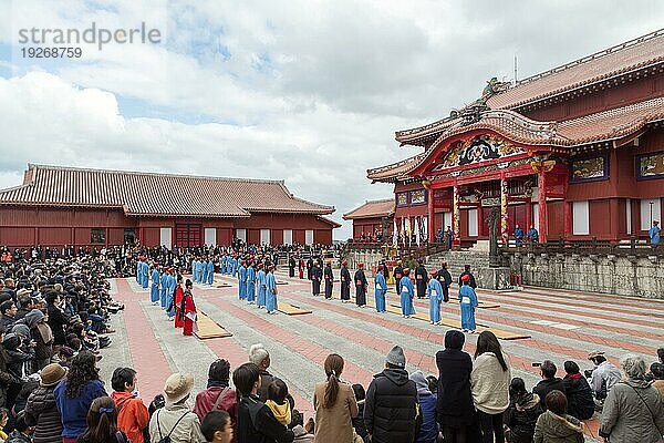 Okinawa  Japan  02. Januar 2015: Verkleidete Menschen bei der traditionellen Neujahrsfeier auf der Burg Shuri jo  Asien