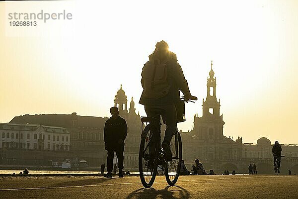 Die frühlingshaften Temperaturen locken viele Leute trotz Coronaeinschränkungen ins freie  auf die Elbwiesen und den Elberadweg. Die besondere Wetterlage färbt den Himmel früh und abends gelblich  durch eingeströmten Saharastaub