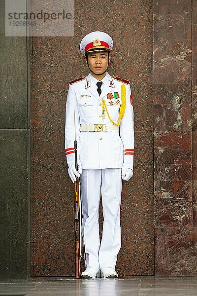 HANOI  VIETNAM  19. SEPTEMBER 2018: Ehrengarde am Ho Chi Minh Mausoleum auf dem Ba Dinh Platz in Hanoi  Vietnam  Asien